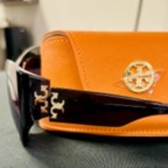 Authentic Tory Burch Runway Sunglasses NWOT - Picture 2 of 4